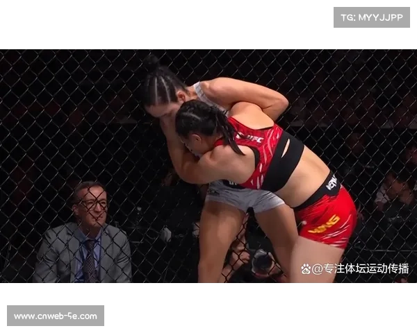 石铭白天医院扎针灸治病人，晚上UFC赛场挨重拳仍坚持完赛